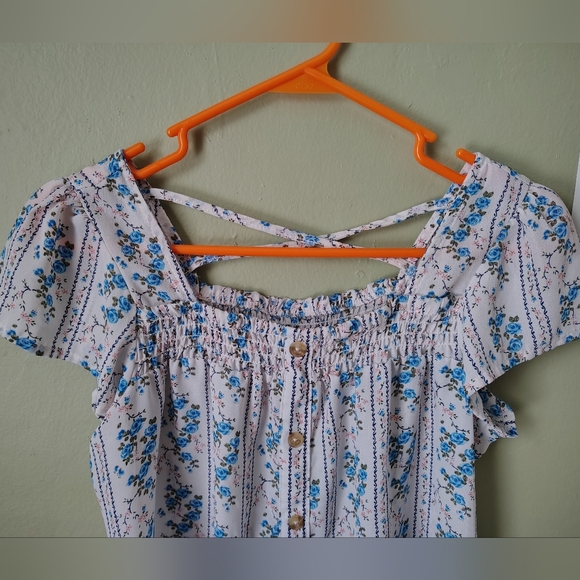 No Boundaries Women's Medium Floral Short-sleeve Blouse Criss Cross Back - Picture 2 of 7